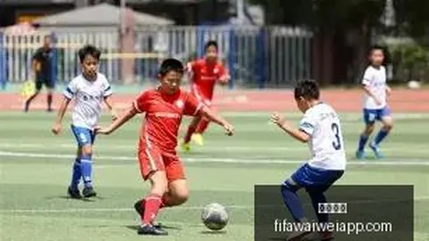 “新加坡赛达斯汀首轮领先3杆，独占鳌头，科普卡与拉姆同列第三”